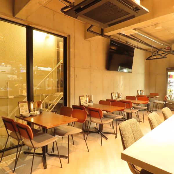 【テーブル席】モダンで落ち着いたテーブル席は、友人との飲み会や会社の宴会など様々なシーンに対応。最大32名様までご利用可能です。スタイリッシュな空間で創作沖縄料理と美酒をお楽しみください！女子会にもおすすめです◎