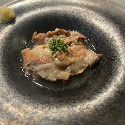 とろけるまでじっくり煮込んだ秘伝の名物トロ豚!