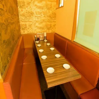 [3rd floor] We have one large table that can accommodate up to 10 people.The spacious space is surrounded by sofas on both sides, making it ideal for group meals such as business dinners and get-togethers.