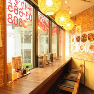 [2nd floor] We have a total of 7 counter seats available.The relaxed atmosphere makes it the perfect place for solo diners, as well as for a quick drink or casual meal.Recommended for those who want to enjoy authentic Chinese cuisine at their own pace.