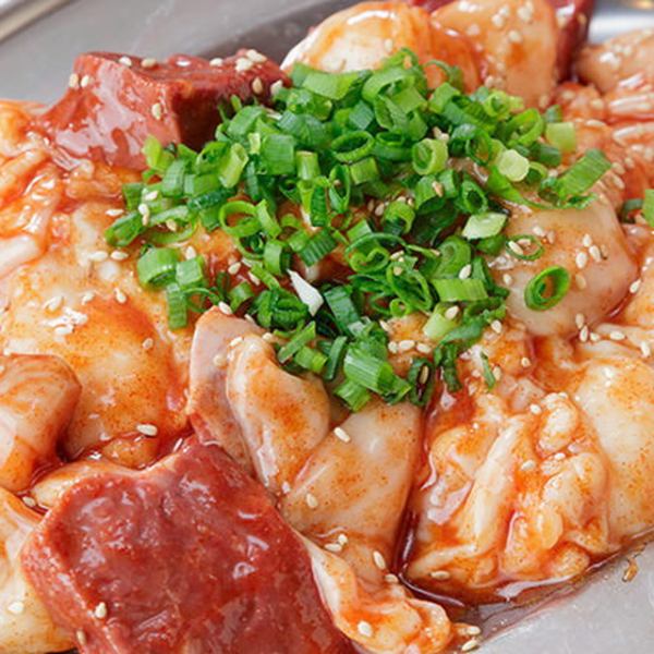 Enjoy a variety of hormones with sauce and salt! Kawamura's proud mixed hormones 1,600 yen (tax included)