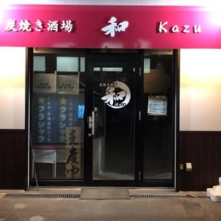 【居心地抜群！】入口をまたぐと真っ先にあるのは落ち着きのある粋なカウンター。焼き台を見渡しながら焼き立ての串焼きとお好きなお酒で舌鼓。