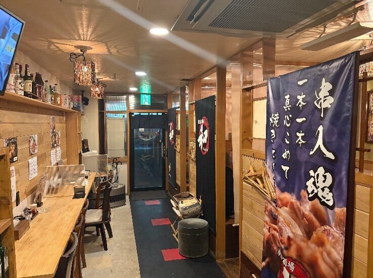木目を基調とした温かみのある店内はどなたと来ても充実した時間をお過ごし頂けます。仕切り付のテーブルもあるのでご家族やご友人と来店された際も周りを気にせずお食事をお楽しみ頂けます。