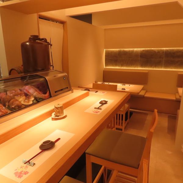 一から作り上げ、内装にはこだわり、きれいで清潔な店内に仕上げております。。店内の雰囲気をお愉しみいただきながら、心地の良い時間をお過ごしください。こだわりのお寿司と雰囲気を合わせてご堪能ください。