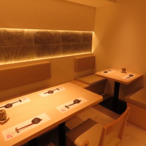 <p>和モダンで落ち着いた雰囲気を出しております。テーブル席もあり、ゆったりと落ち着いてお食事をしていただける環境も整えております。カップルや友人同士のお食事や、接待などにもご利用いただけます。おつまみやお酒をゆったりとお楽しみいただきながら、居心地の良さをご堪能ください。</p>