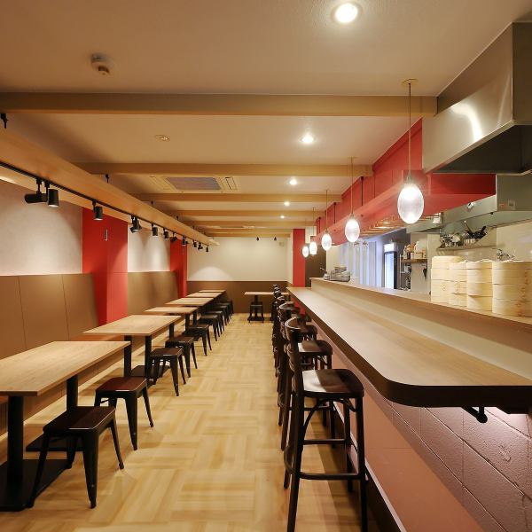 赤を基調としたモダンな店内は、台湾の活気を感じるおしゃれ空間。カウンター席で一人飲みも、テーブル席でグループ利用も快適。