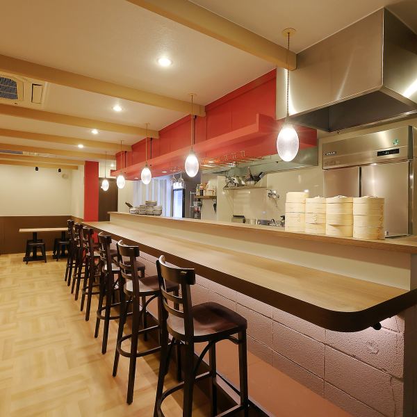 オープンキッチンでライブ感を楽しめるのも魅力。料理が仕上がる様子を眺めながら、食欲をそそる香りに包まれる時間を。