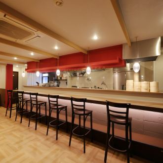 【カウンター席×6】調理の様子が見えるオープンキッチン。香りと音で食欲をそそる、臨場感あふれる空間です。お一人様はもちろん、デートやサク飲みにもおすすめ！