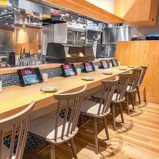 目の前で調理が見える席。1名様から気軽に利用できるカウンターでお料理をお楽しみください！※画像は系列店です。