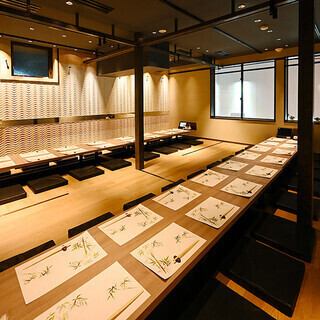 【40～54名様完全個室（掘りごたつ）】数々の飲食店を手がけたデザイナーの空間作りは別格◆オシャレ空間でのお食事はまた一味違った楽しさがあります。各種ご宴会コース、単品料理に飲み放題プラン、お席のみご予約もお待ちしております。【喫煙・禁煙席お選びいただけます。】※画像は系列店です。