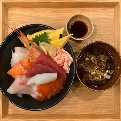 お昼11時から営業中!海鮮丼(大盛+200円)