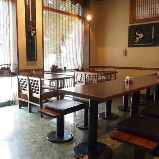12名様が座れるテーブル席は団体利用におすすめ！歓送迎会や同窓会、会社宴会など各種宴会にご利用ください。