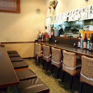 お一人様もお気軽にご利用いただけるカウンター席は全5席です。ご友人やパートナーとのお食事にもご利用ください。