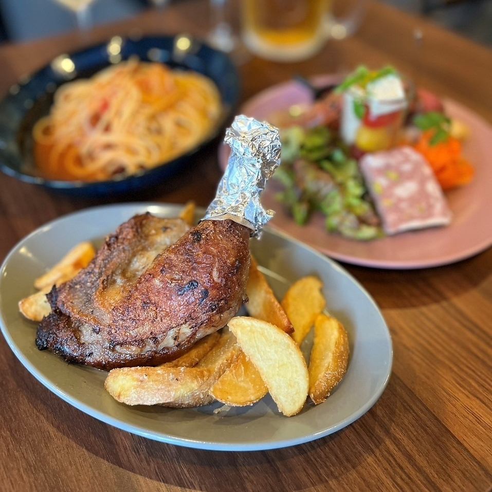 彩り豊かな一品料理と骨付き鶏がぶがぶチキンが楽しめるコース！