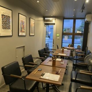 Our table seats, which can accommodate 3 people or more, are perfect for a wide range of occasions, from everyday use to various banquets!