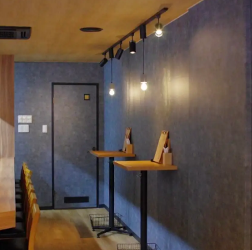 木を基調とした落ち着いたオシャレ空間♪