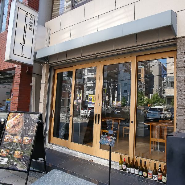 開放式的入口，即使從街上也能一覽店內！營造出一個充滿懷舊氣息、令人放鬆的空間。我們溫暖的木質內部營造出溫馨的氛圍，因此歡迎您與朋友、家人或自己一起前來。
