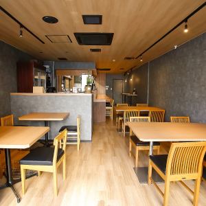 木製のぬくもりのあるテーブル席でごゆっくりお過ごしください。どこか懐かしく、落ち着いた雰囲気でお過ごし頂ける空間をご用意