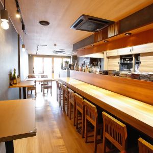 ふらっと立ち寄られるお客様も多いです！お一人様でのサク飲みも大歓迎◎横並びに座れるのでデートにもぴったり！