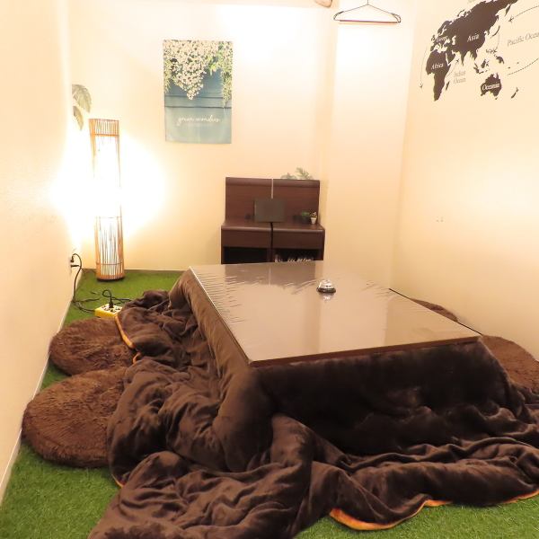 デートに最適な個室席。シーシャをはじめ、お酒を飲みながら、ゆったりとした時間をお過ごしください。お一人様でもお気軽に♪（12-3月個室にこたつあります。）