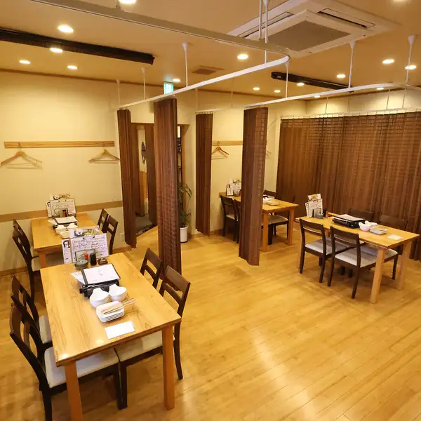 50席を備える広々とした店内は、宴会や大人数での会食に最適な空間となっています。お座敷やテーブルなどシーンに合わせて利用できる多彩なお席をご用意しております。テーブル席は最大40名様から貸切にも対応しており、宴席や会社の集まりにも対応◎落ち着いた雰囲気の中で過ごすひとときは、心地よい時間を演出します♪