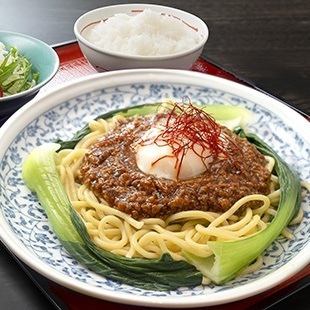 旬の食材を贅沢に使用した鶏料理ランチをご提供