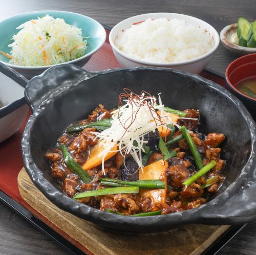 旬の食材を贅沢に使用した鶏料理ランチをご提供