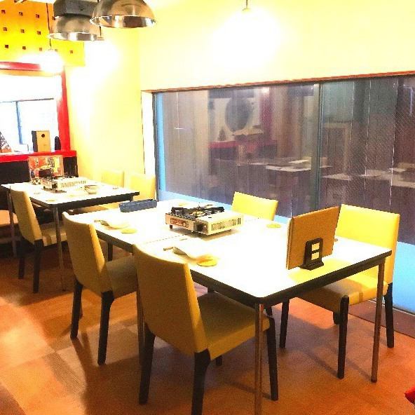 The table seating that can be used for 2 to 4 people can be changed in layout according to the number of customers ♪