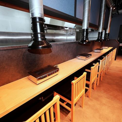 <p>お一人様やカップルに最適な全8席のカウンターは、まさに食の特等席。目の前の専用コンロで、自分のペースで魚串を育てる「没入感」が魅力です。お酒を嗜む時間は日常を忘れる贅沢。仕事帰りの一杯や、二人だけの時間を大切にしたい夜にふさわしい、隠れ家のような空間です。</p>