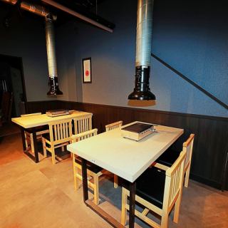 4名用のテーブルを9席ご用意した店内は、どのお席からも活気が感じられる開放的な空間です。各テーブルに設置されたコンロを囲めば、自然と会話も弾みます。少人数での飲み会はもちろん、お席を組み合わせての中規模なご宴会にも対応可能。ジュウジュウと音を立てる魚串を囲み、賑やかで楽しいひとときをお過ごしください。