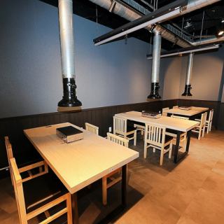 ゆったりと配置された4名掛けのテーブル席は、お食事をじっくり楽しみたい方に最適です。全9席の落ち着いたレイアウトで、隣を気にせず「セルフ焼き」や「ふぐ鍋」に集中できるのが魅力。ご家族での団らんや、親しい友人との語らいの場として、まるで自宅の居間にいるようなくつろぎの時間をご提供いたします。