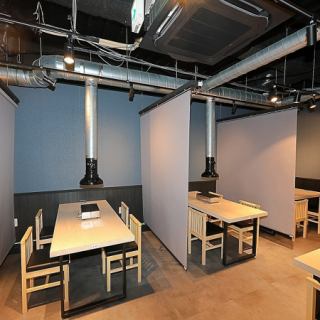 4名様固定のテーブルが9つ並ぶフロアは、どんな集まりにも柔軟に対応します。セルフスタイルの魚串や鍋料理を、最適な距離感で楽しめる機能的な設計です。仕事帰りの一杯から週末のグループ利用まで、シーンを選ばず使い勝手は抜群。全席に専用の焼き台を完備しており、どのお席でも「最高の焼き加減」を追求いただけます。