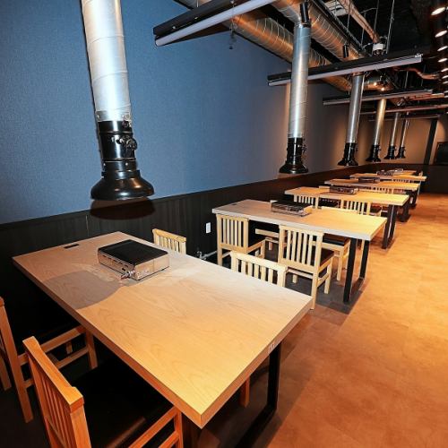 周りに気兼ねなく楽しめる貸切プランは、40名様より承ります。半個室の仕切りをすべて開放すれば、広々としたワンフロアとしてご利用可能。自分たちで焼くスタイルだからこそ、自然と会話が生まれ、部署や世代を超えた親睦も深まります。ふぐ鍋を囲む冬の宴会から季節の集まりまで、柔軟に対応いたします。