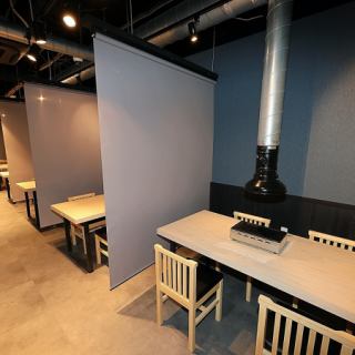 全9席のテーブルには可動式の仕切りを完備しており、プライベートな半個室空間を演出可能です。接待や大切な方との会食など、少し落ち着いて食事を楽しみたい場面に最適。目の前のコンロで魚を焼くライブ感を楽しみながら、誰にも邪魔されない贅沢な時間をお過ごしいただけます。シーンに合わせた空間作りを。