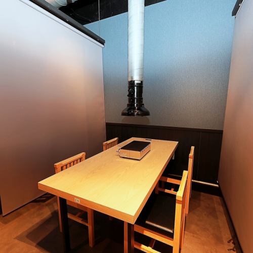 当店のテーブル席は、仕切りを利用することで「オープンな賑わい」と「半個室のゆとり」を自由に行き来できます。少人数なら仕切りを閉めて密な会話を、グループなら仕切りを開けて一体感のある宴会を。どんな集まりにも柔軟に対応するこの空間は、あなたの「今日という日」をより特別で快適なものに変えてくれます。