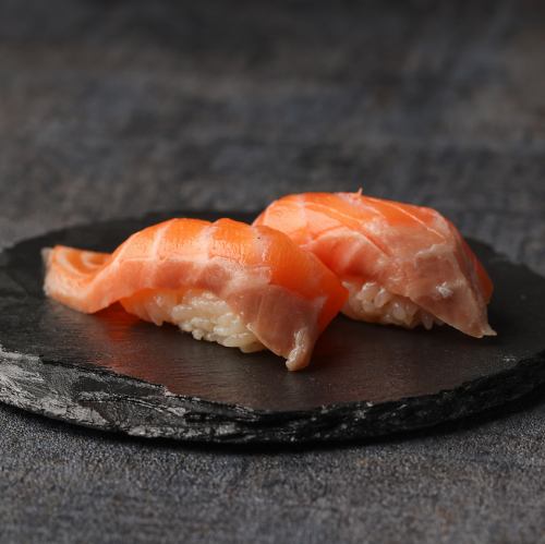 にぎり食べ比べ サーモン (2貫)