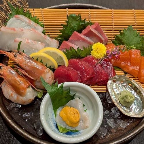 まずはこれ。厳選した海の幸を、冷たい地酒と共に