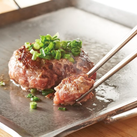 ゆったりくつろげる広々空間で 極上のハンバーグをお楽しみいただけます。