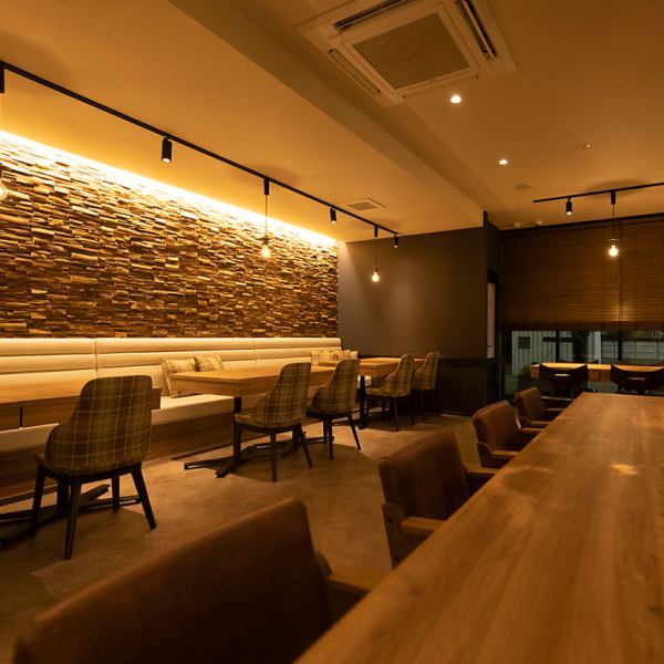 【ゆったりくつろげる広々空間】カウンターやテーブル席、ソファー席など豊富なお席をご用意しています。また、店内全体に換気ダクトを完備しているため、煙や匂いを気にせず快適にお過ごしいただけます。極上ハンバーグや香り豊かな燻製料理をより楽しめる環境づくりにもこだわった当店で、心ゆくまでご堪能ください。