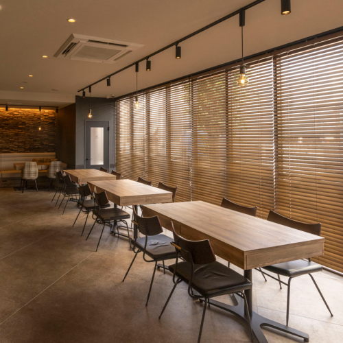 4名様用のテーブル席を3テーブルご用意しております。友達との食事や家族での外食にぴったりなお席です。