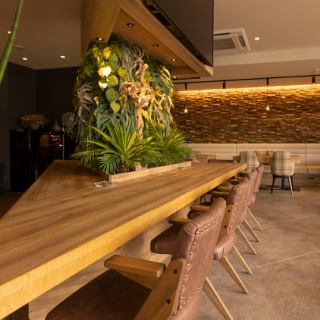 センターカウンター8席、フロントカウンター8席の合計16席ご用意しております。お一人様やデートにおすすめのお席です。