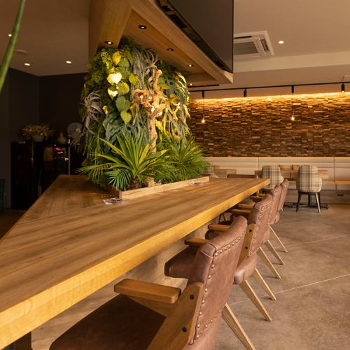 センターカウンター8席、フロントカウンター8席の合計16席ご用意しております。お一人様やデートにおすすめのお席です。