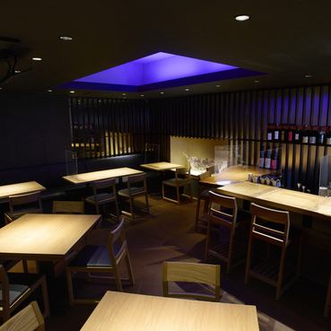 大人の隠れ家のような落ち着いた雰囲気でおしゃれな店内。カウンターやテーブル、ソファー、掘りごたつなど様々なお席をご用意しております。都会の喧騒を忘れさせてくれるような穏やかな時間が流れる空間で、当店自慢の料理とお酒を味わいながらごゆっくりお寛ぎください。