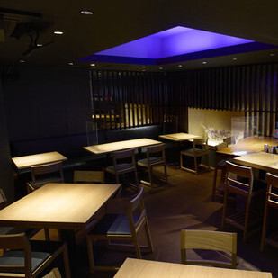 【～2名様まで】2名様までご利用いただける、テーブル席をご用意しております。デートはもちろん普段使いにおすすめです！落ち着いた雰囲気の店内で、大切な方と大切なひとときをお過ごしください◎