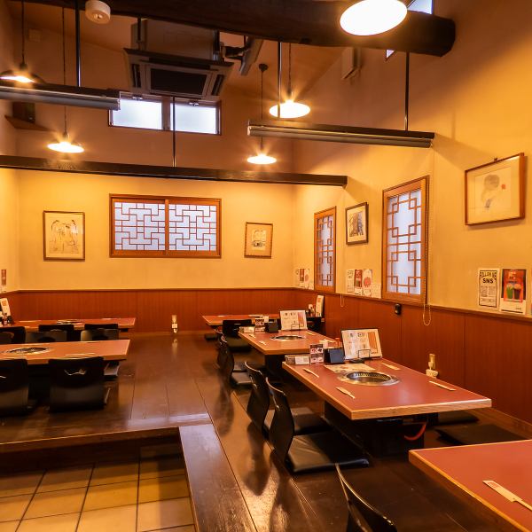 当店は、開放的で広々とした店内が魅力の焼肉店です。広いスペースを確保しているため、友人や家族と一緒にゆったりとくつろぎながら食事を楽しめます。明るい雰囲気と心地よい空間が、楽しい会話を引き立て、特別なひとときを演出します。焼肉を囲んで、心ゆくまで美味しい料理をお楽しみください。