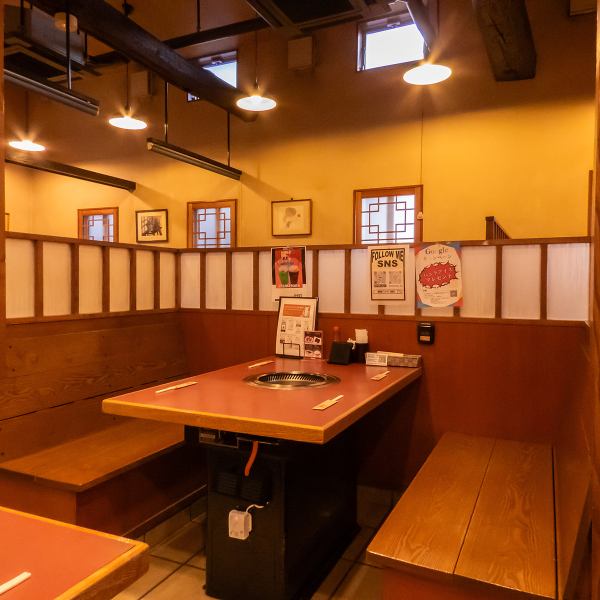 当店のテーブル席は広めに設計されており、4人がゆったり座れるスペースをご用意！家族や友達と快適に過ごせるので、楽しい会話とともに美味しい料理を心ゆくまでお楽しみいただけます。くつろぎのひとときをお届けする、嬉しいテーブル席です。大切な人との特別な時間をお過ごしください。