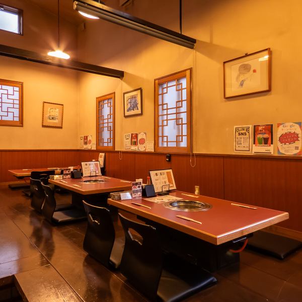 当店の座敷は、子供にも安心してご利用いただける居心地の良い空間です。靴を脱いで足を伸ばせるため、リラックスした姿勢でゆったりとお食事を楽しめます。広々としたスペースでは、足を組んでくつろぎながら、家族や友人との楽しい会話に花を咲かせることができます。特別なひとときを♪