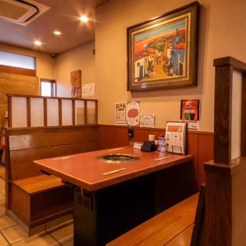 【4名掛けテーブル席×2】お仕事の疲れを癒しながら、仲間との親睦を深めたい時に是非ご利用下さい。リラックスしてお楽しみいただける空間で、美味しい料理とともに、会話を楽しんだり、日々の疲れを癒すことができます。テーブルも広いため、たくさん食べで飲んで、心地よいひとときをお過ごしください。