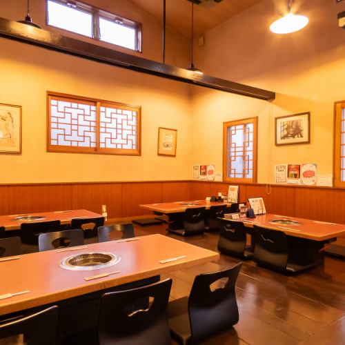 【6名掛け座敷席×4】6名用の座敷席をご用意しており、2つつなげることで最大12名までご利用いただける広々としたスペースが完成します。ゆったりとした配置で、余裕を持っておくつろぎいただけますので、友人や家族との集まり、または会社の宴会など、さまざまなシーンに最適です。