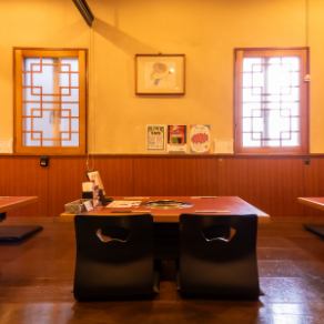 家族やお友達と一緒に楽しめる広々としたお座敷を用意しております。ゆったりとした空間で、美味しいお肉を囲んで楽しいひとときをお過ごしいただけます。家族や友人とのコミュニケーションを楽しみながら、おいしい料理を存分にお楽しみいただけます。大皿が来ても安心の広さなのでお好きなお料理を☆